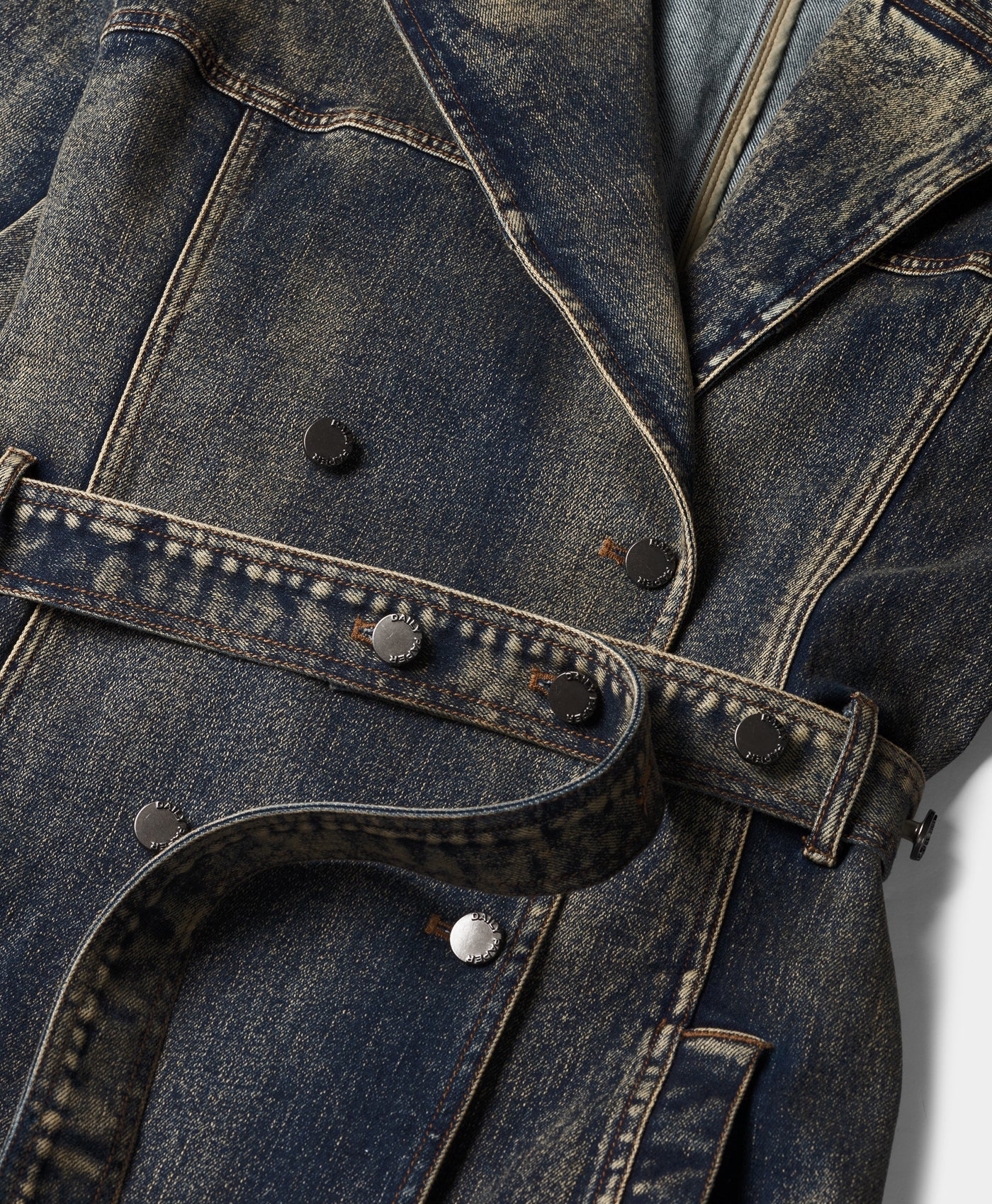 DP - Brown Wash Vintage Wash Trenchcoat - Packshot - Detail